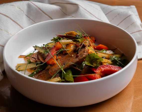 Салат из говядины с овощами и корнем лотоса 