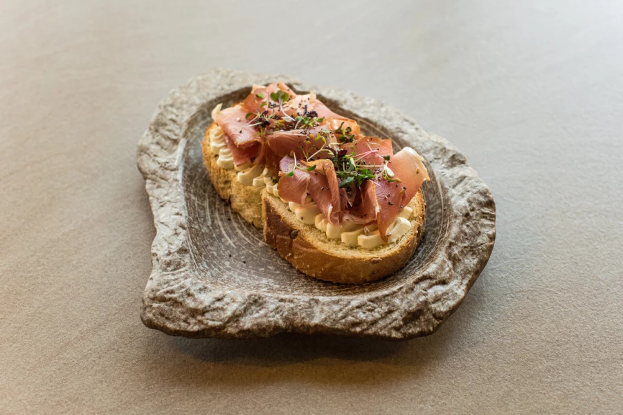 Брускетта с пармой