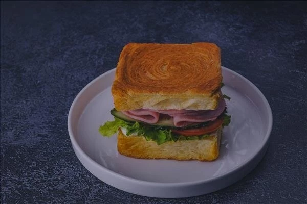 Сендвич с ветчиной куб