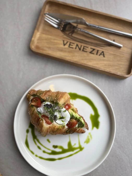 Круассан со страчателлой