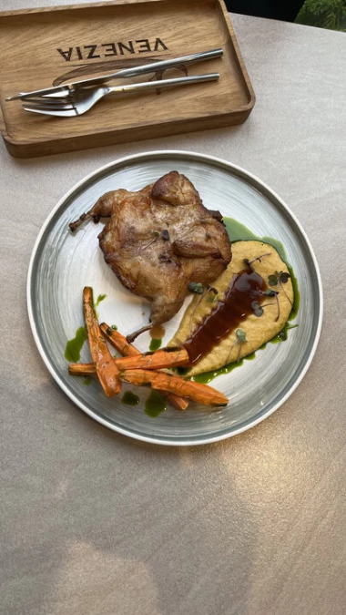 Перепелка с кукурузным кремом и печеным морковью