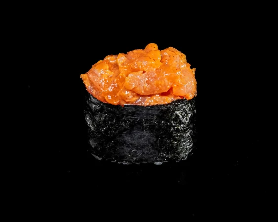 Гункан с Лососем Спайси