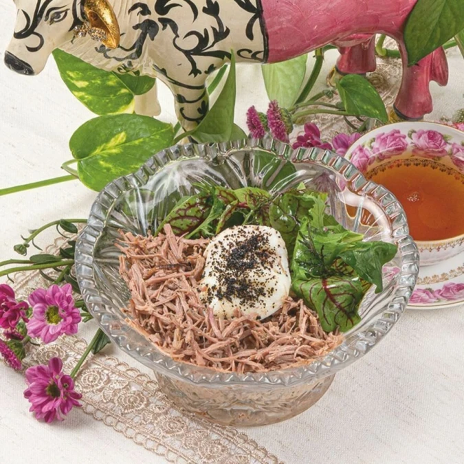 Оливье с рваной говядиной, яйцом пашот, свежим салатом и соусом кимчи