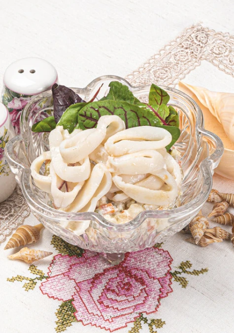 Оливье с жареным кальмаром, соусом терияки и зеленым салатом