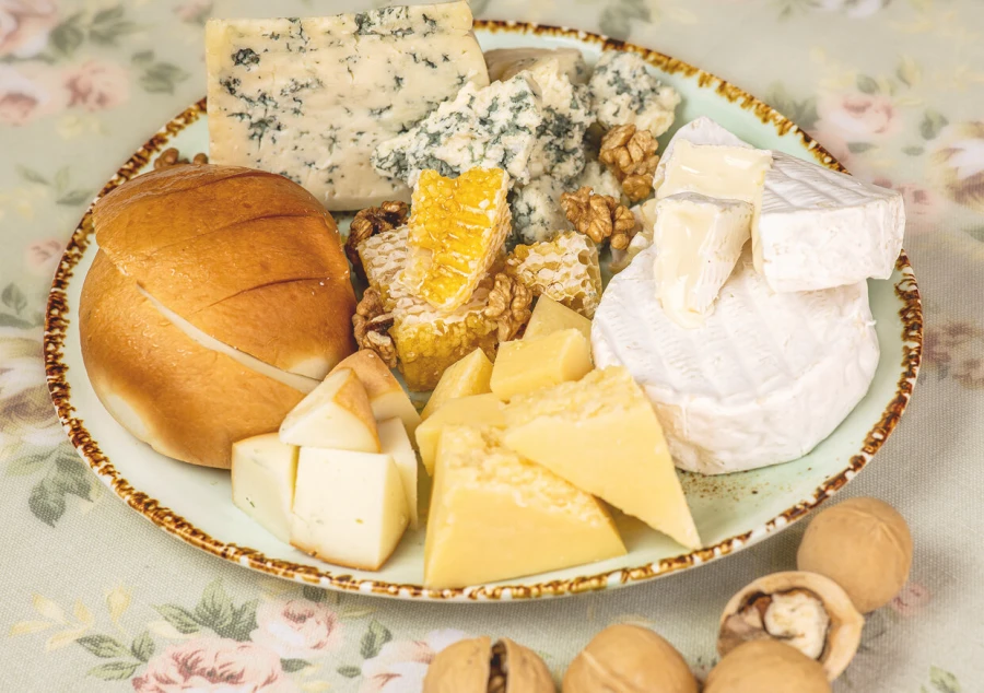 Сырная тарелка с мёдом и орехами