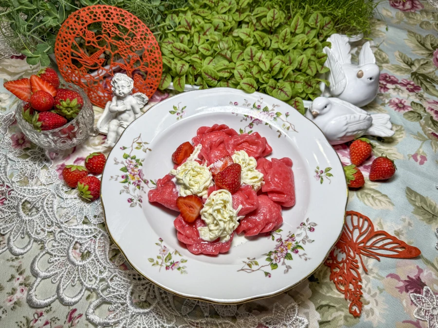 Вареники с творогом и малиной со сливочной страчателлой