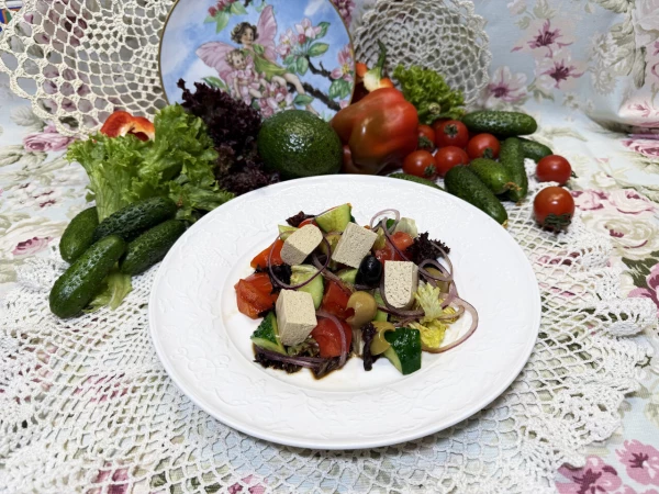 Греческий салат с маринованным тофу