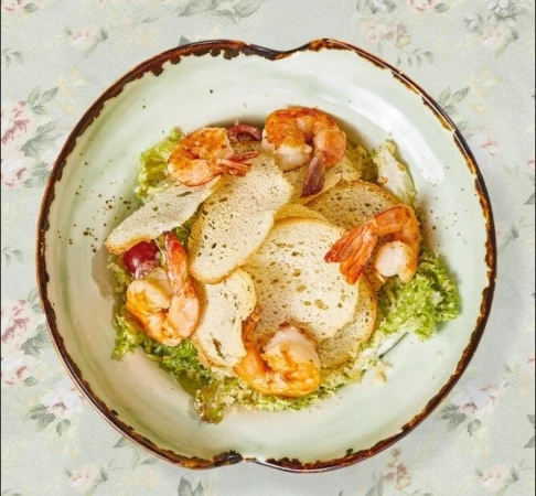 Салат Цезарь с тигровыми креветками гриль с черри и чипсами из хрустящего багета