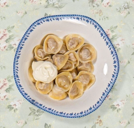 Пельмени с говядиной и свининой, томленым деревенским маслом и сметаной