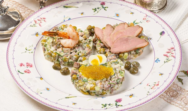 Оливье с утиным филе, телячьим языком, тигровой креветкой и икрой