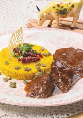 Телячьи щечки с кускусом, вяленными томатами и тыквенными семечками