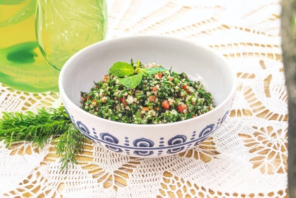 Салат Табуле из киноа с местной зеленью и свежими овощами