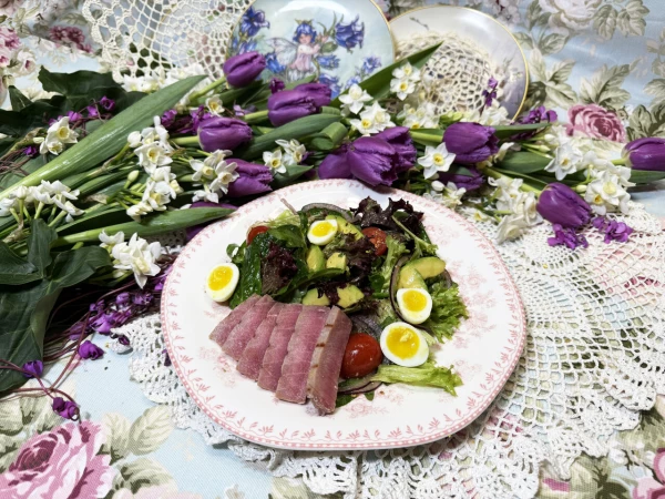 Салат со стейком из тунца, помидорами черри, авокадо, красным луком и перепелиным яйцом