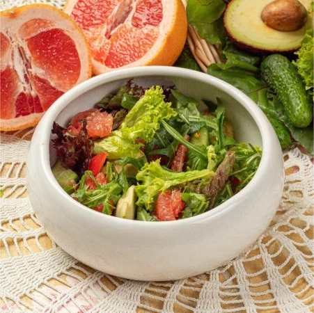 Легкий овощной салат с руколой, дольками грейпфрута и авокадо