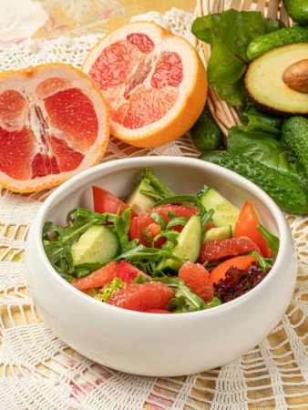 Овощной салат с рукколой, дольками грейпфрута и авокадо