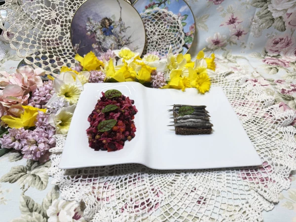 Винегрет и бутерброд с хамсой на бородинском хлебе