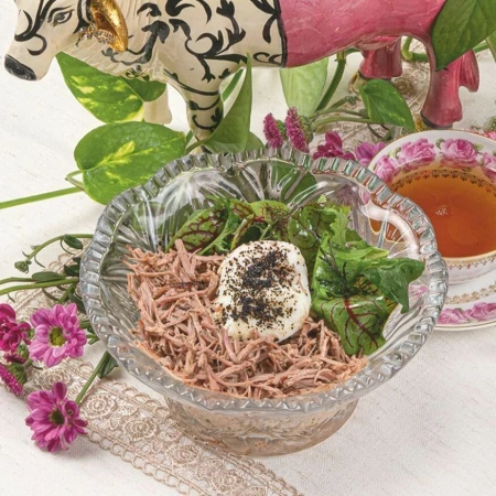 Оливье с рваной говядиной, яйцом пашот, свежим салатом и соусом кимчи