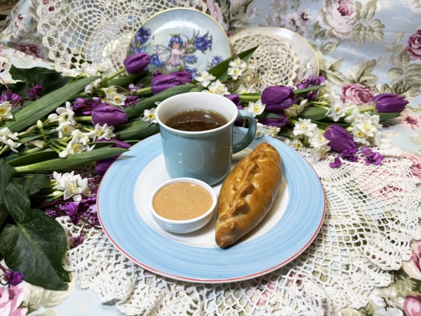 Запечённый пирожок с яйцом и зеленым луком, с мясным бульоном и розовым соусом 