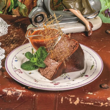 Шоколадный чизкейк, с соусом соленая карамель