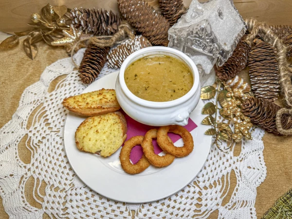 Луковый суп с сырными гренками и луковыми кольцами