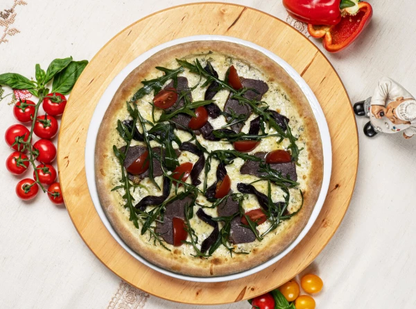 Пицца с соусом вителло тоннато, говядиной горячего и холодного копчения, черри и рукколой