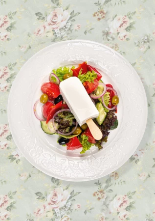 Греческий салат со свежими овощами, маслинами, сыром фета