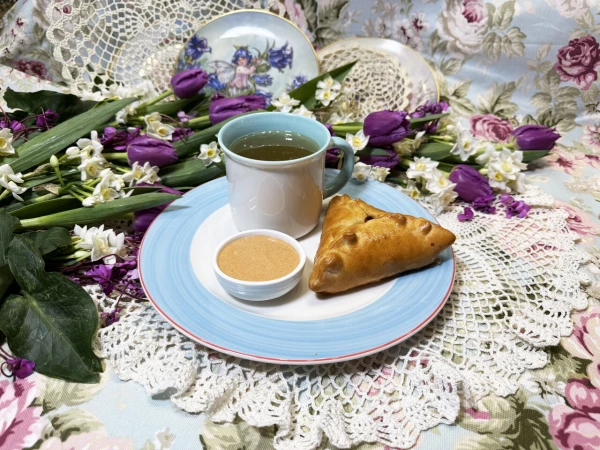 Запечённый пирожок с тушёной капустой, с куриным бульоном и розовым соусом