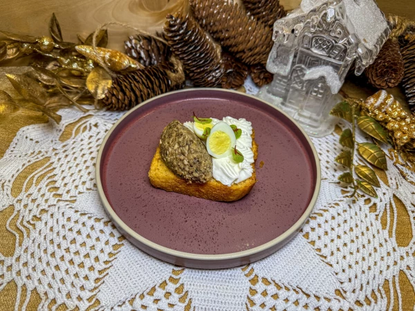 Грибная икра из шампиньонов и сморчков на томатной бриоши