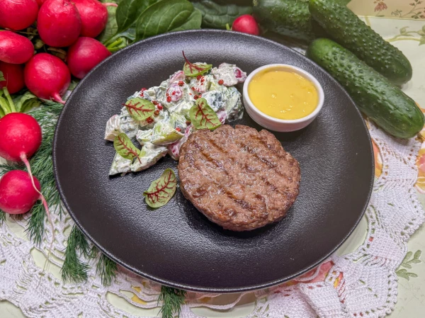 Бифштекс из мраморной говядины с летним овощным салатом и соусом сырная лава