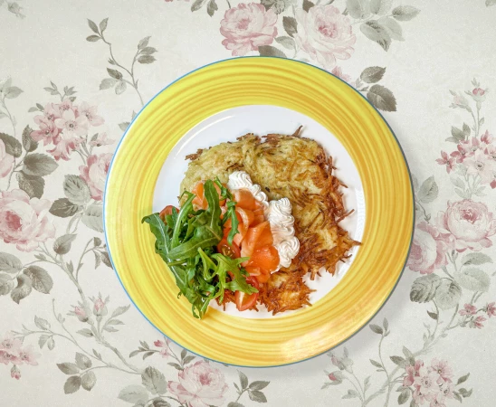 Драник с малосольной форелью и муссом из творожного сыра