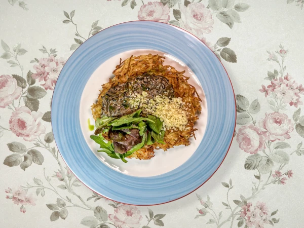 Драник с грибным жюльеном и сыром пармезан