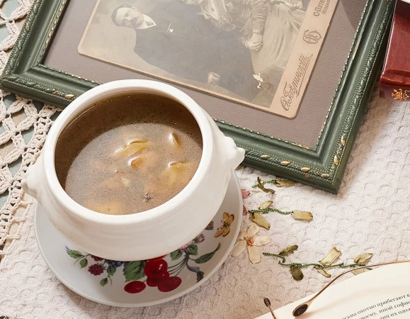 Суп-похлебка из белых грибов с мясными пельменями и сметаной