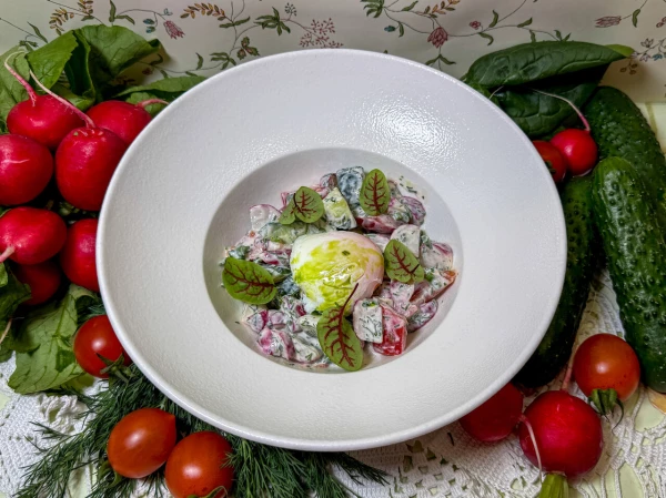 Весенний овощной салат с редисом, зелёным луком и яйцом пашот
