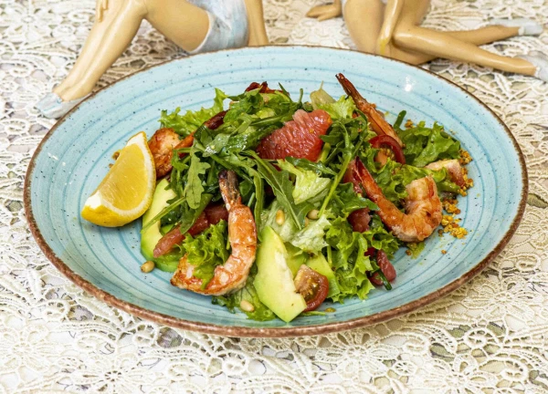 Микс-салат с тигровыми креветками, авокадо, грейпфрутом, кедровыми орешками