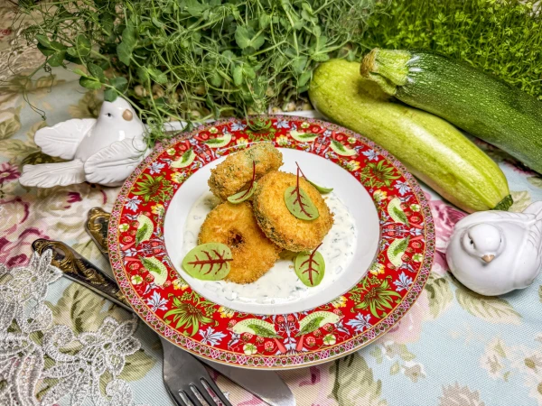 Молодые кабачки, обжаренные в сухарях панко, с йогуртовым соусом с садовой зеленью