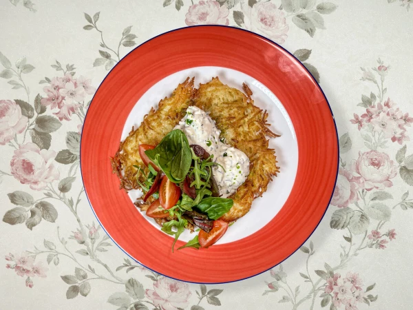 Драник с соусом цахтон, микс-салатом и помидорами черри