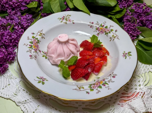 Хинкали из йогуртовой панна-котты с начинкой из кешью-халвы, с сезонными ягодами и заварным кремом