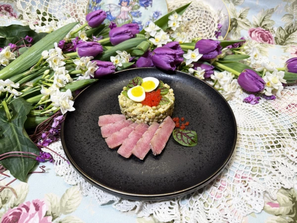 Оливье со стейком из тунца и соусом вителло тоннато