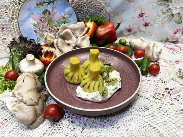 Хинкали с грибами с соусом из постного майонеза с зеленью