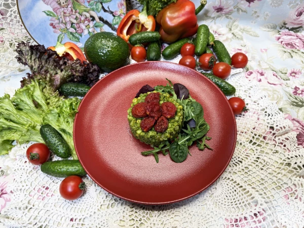 Оливье с локальным песто и вялеными томатами