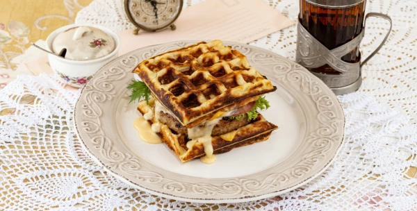 Венский бургер с картофельными вафлями и сочной куриной котлетой под сырным соусом