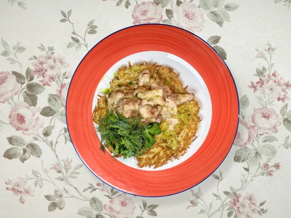 Драник с белорусской мачанкой из куриного филе и бекона с зеленью