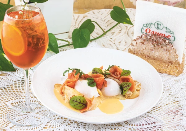 Ажурные блинчики с форелью шеф-посола, яйцом пашот, соусом "сырная лава"