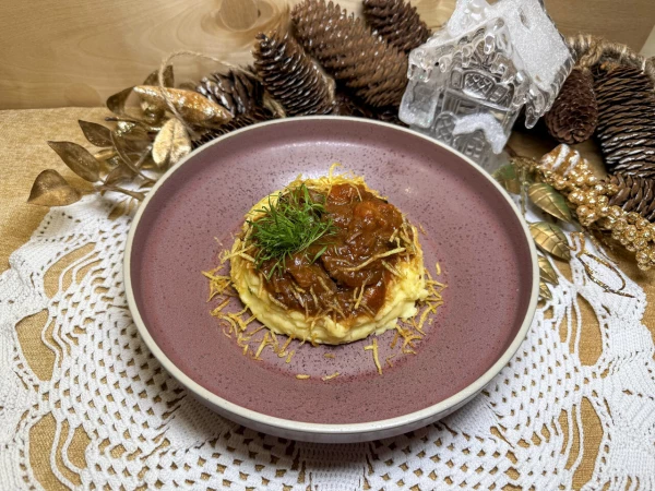 Гуляш из говядины с картофельным пюре