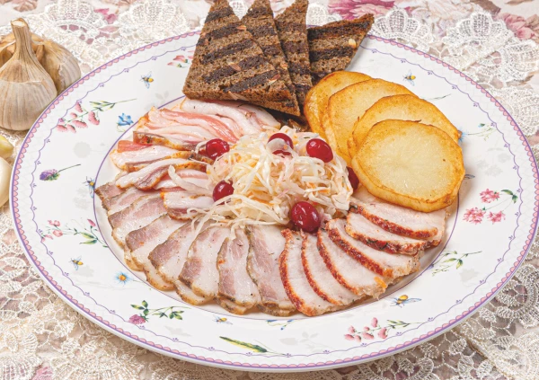 Закуска из трех видов сала, с теплым картофелем, квашеной капустой и ржаными гренками