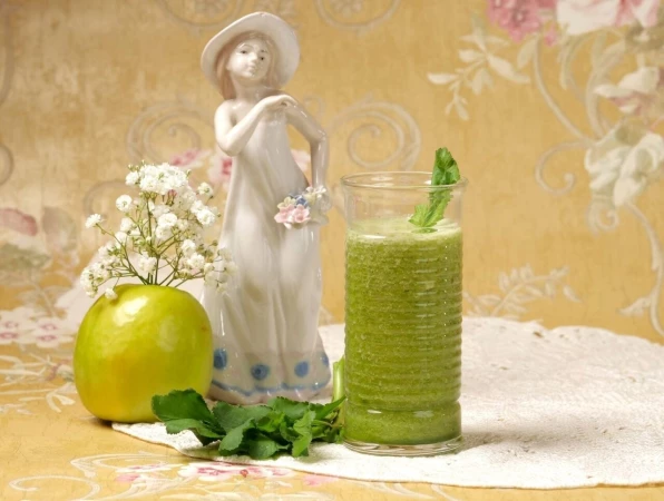 Смузи из груши, яблочного сока, шпината, банана и меда