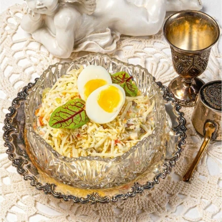 Оливье с подкопчённым куриным филе, говяжьим языком и копчёным сыром сулугуни