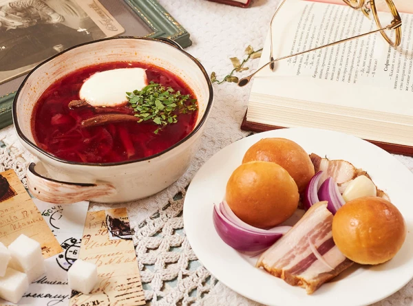 Борщ с говяжьей грудинкой, с деревенской сметаной, домашним салом и чесночными пампушками