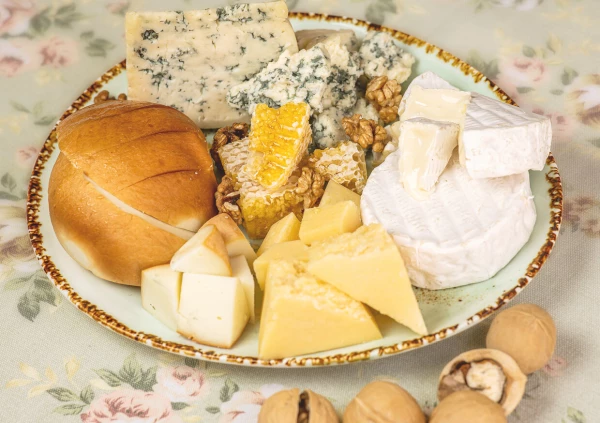 Сырная тарелка с мёдом и орехами