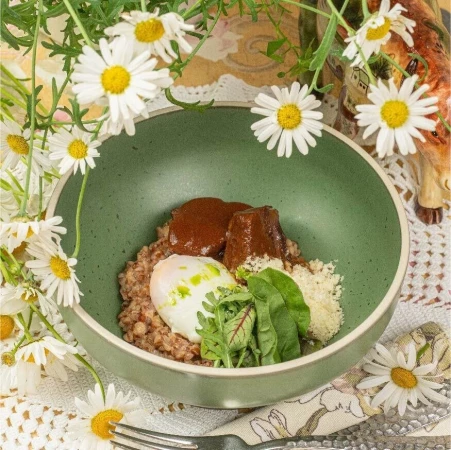 Овсяная каша с семенами льна, пармезаном, фундуком и воздушной карамелью